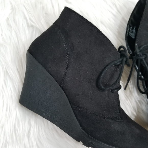 WHITE MOUNTAIN Black Suede Wedge Booties SIZE 8.5M, With Laces. - Picture 4 of 16